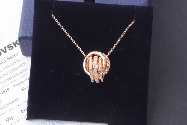 Swarovski Three Diamond Double Ring Clavicle Necklace This elegant rose gold-pla