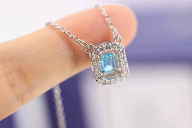 Swarovski Beating Heart Blue Diamond Sugar Cube Clavicle NecklaceThis pendant ne