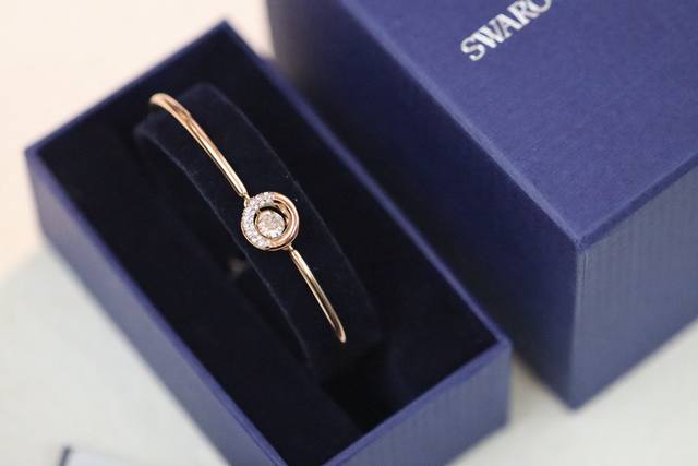 Rose Gold Hoop Beating Heart Bracelet This charming Dextera shows the beauty of