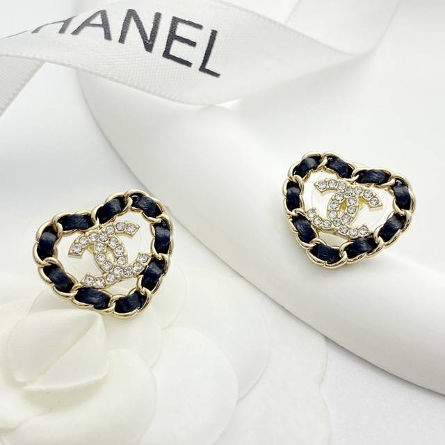 Today's new model code E3162 0346825 Chanel earrings are a hot-selling new arri