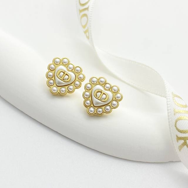 Today's new model code E3163 0247820 Dior earrings are a hot seller and are now