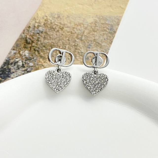 Today's new model code E3068 0247820 Dior earrings are a hot seller! New arriva