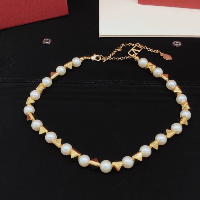 Necklace No. Vsl0030 Bracelet Valenti*O's latest pearl necklace and bracelet ar