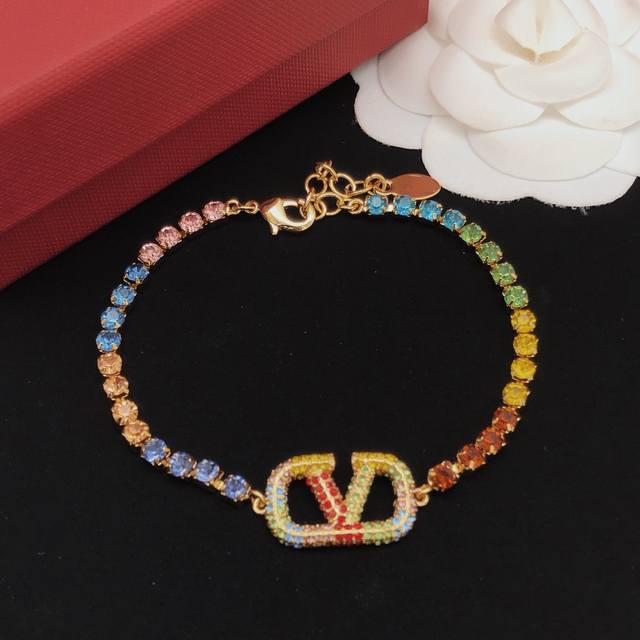 Necklace number Vsl0021Bracelet Valenti*O's latest colored diamond necklace and