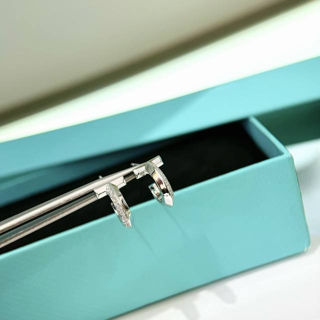 B806 The latest single T half-diamond earrings from the Tiff T1 series, exclusiv