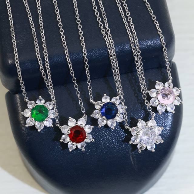 Hw Harry Winston High Carbon Diamond Flower Necklace! Made of sub-gold, the shim
