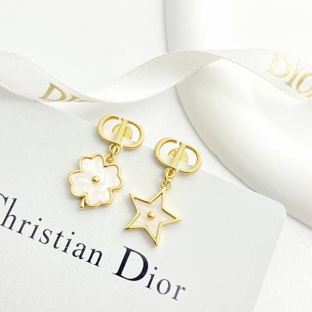 Today's new model code: E3171 0247825 Dior earrings are a hot seller! A new arr