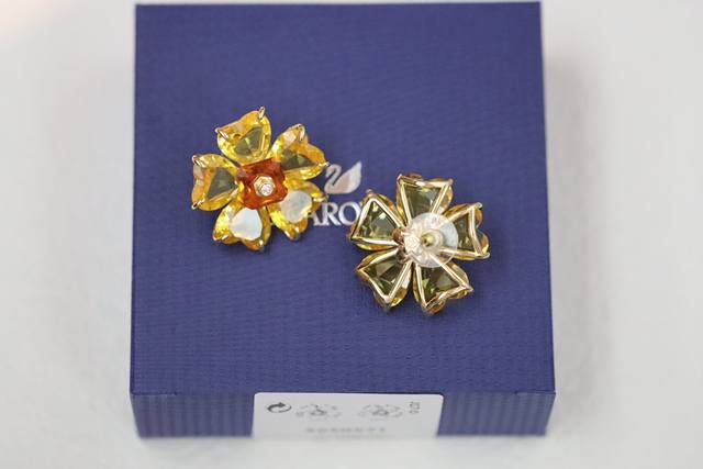 Rose Gold Diamond Floral Earrings This Florere necklace captures the beauty of
