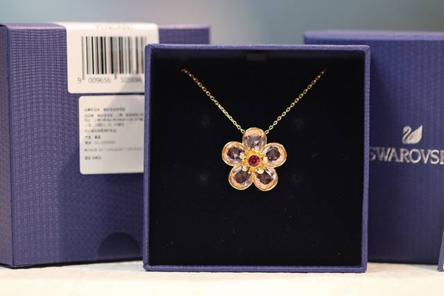 Rose gold and pink diamond five-flower clavicle necklace This Florere necklace