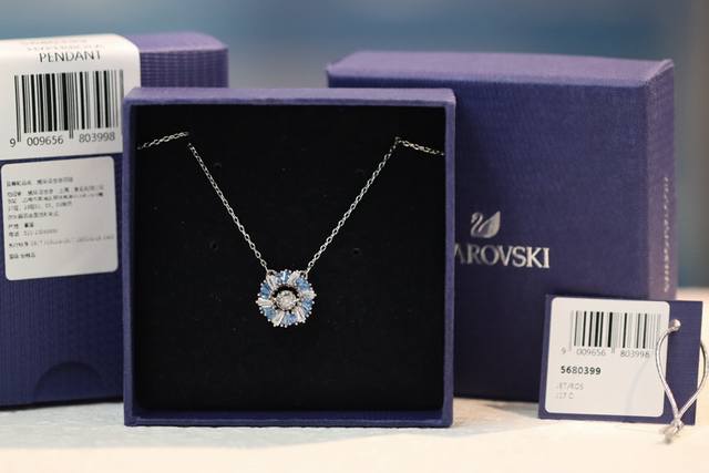 Gradient Blue Diamond Flower Clavicle NecklaceThis vibrant Idyllia pendant, met