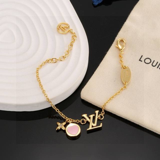 Louis Vuitton's heart-shaped peach letter necklace and bracelet inherit the exqu