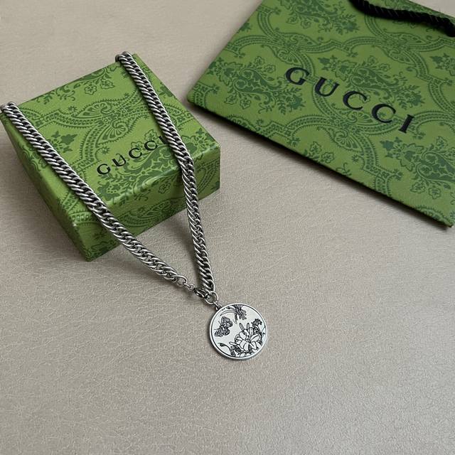 1311820130 Gucci necklace, the brilliant cutting process makes the surface polis