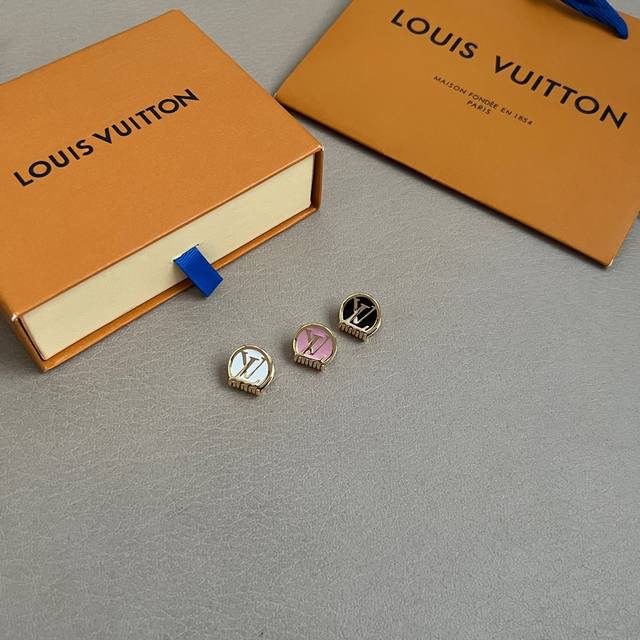 1311830170 A set of 3 new LV hairpins from Louis Vuitton. Made from the same mat