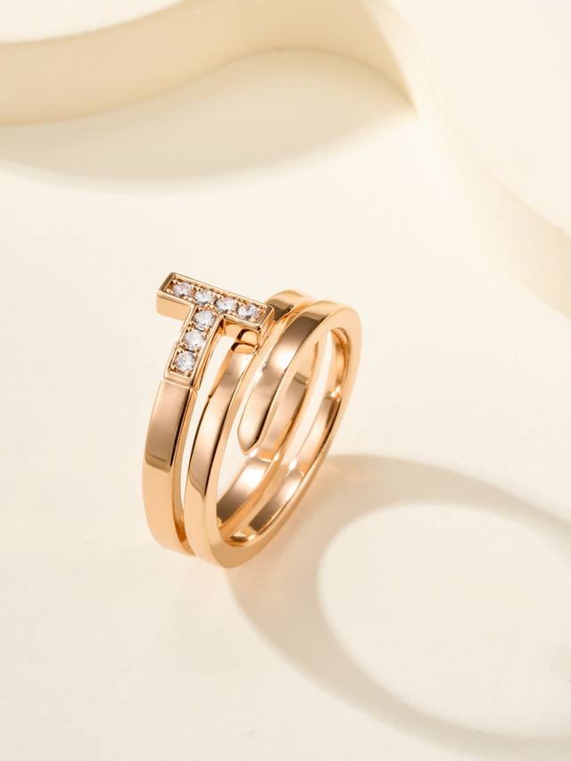 comes from the T-wrap ring, size 5678 US DDD. The classic T element intertwines