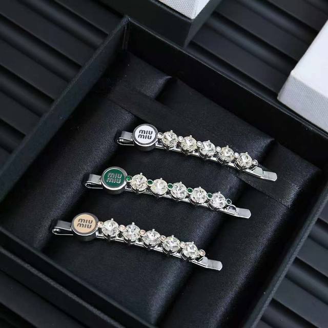 Miumiu enamel full diamond clip Exquisite and small, versatile and cute, with a