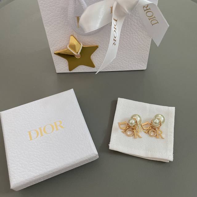 D letter accessory earrings Z 5400, fashionable and unique personality style, pe