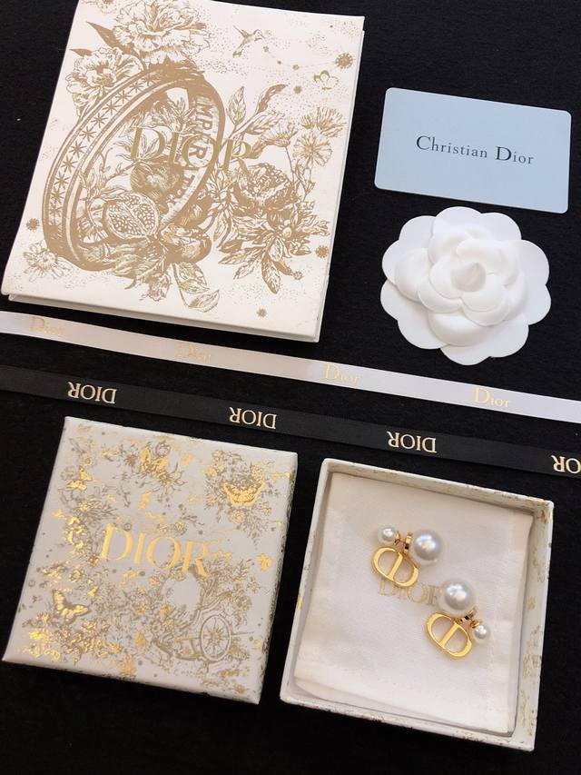 Dior's new Dior heart-studded earrings are newly released. Gorgeous and romantic