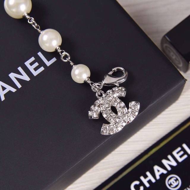 Classic Chanel style, popular silver double-sided square diamond double C brace