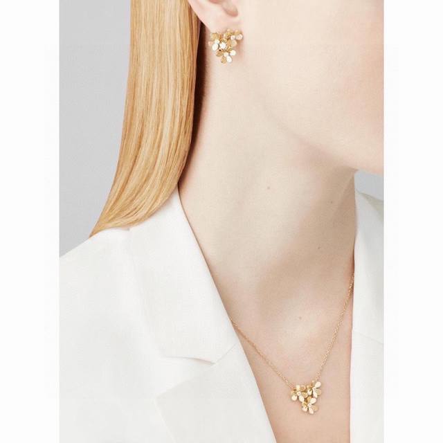 Van Cleef & Arpels Frivole collection evokes the graceful movement of flowers i