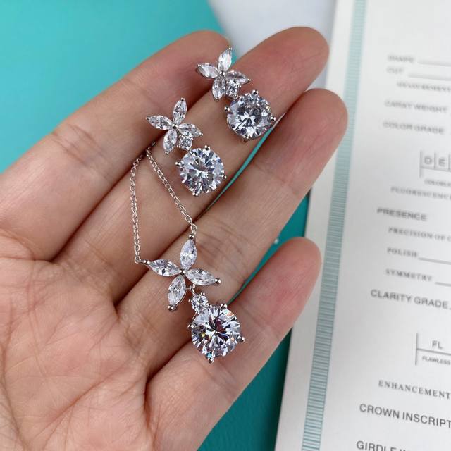 Tiffany's horse eye necklace jewelry uses the finest imported 5A diamonds to cre