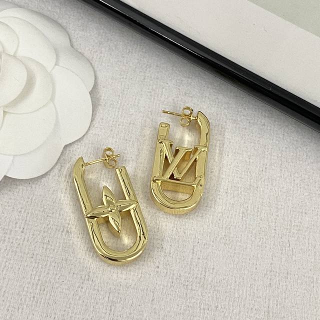 Code E2309 Lv earrings hot-selling new style Zp asymmetrical Ab style Lv Logo e