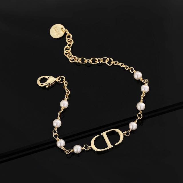 Dior's hot-selling new pearl bracelet and sweater chain are new and not just sta