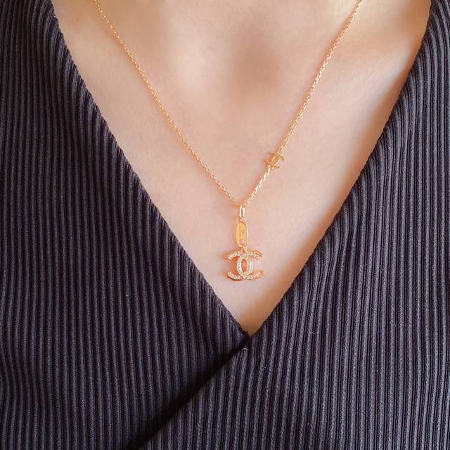 V Thick gold Chanel Double X Pendant Necklace, a classic, hot-selling Double C.