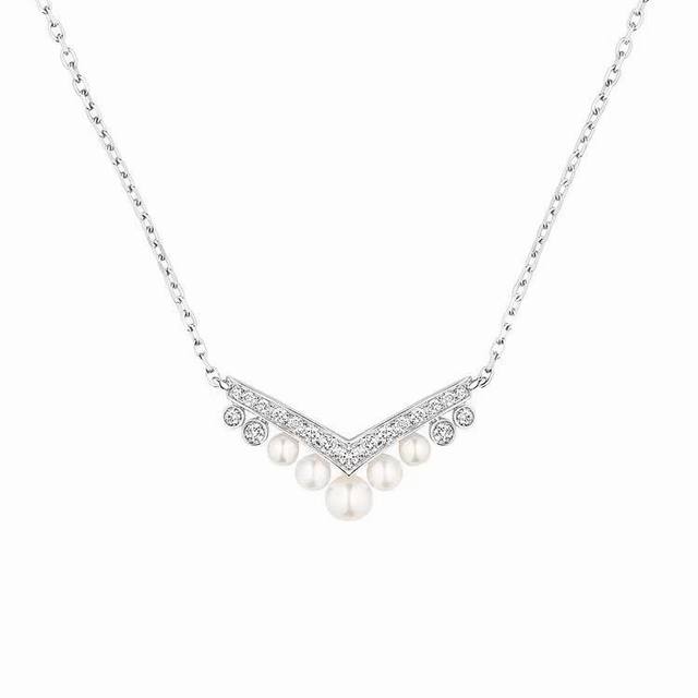 V Gold Chaumet V-shaped pearl necklace, a perfect match for you, engraved with o