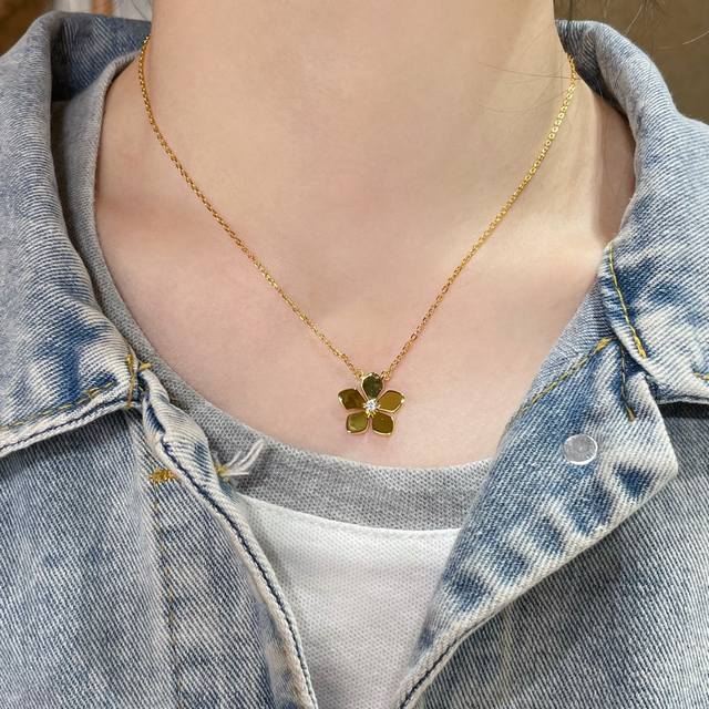 V Gold Graff Polished Gold Flower Necklace. This high-end jewelry creation featu