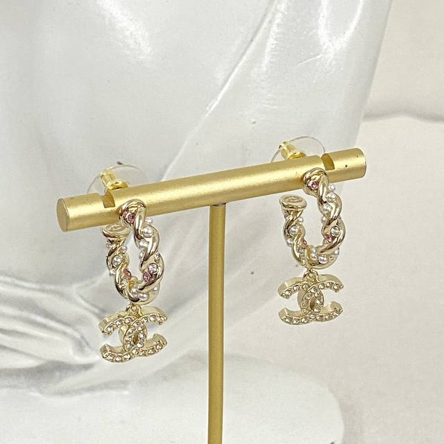 Code E2342 Chanel best-selling earrings, new and consistent Zp, brass texture C