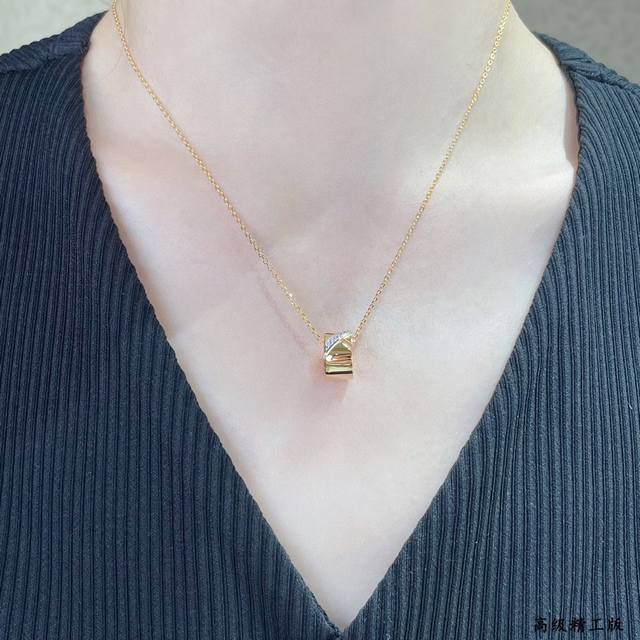 V Gold Chaumet Wide Polished X Necklace. Chaumet's Fate for a Lifetime collectio