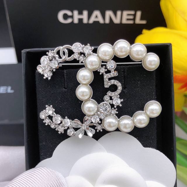 No. Xxz0200 DDD, a brooch with a pearl on one side and a diamond on the other.