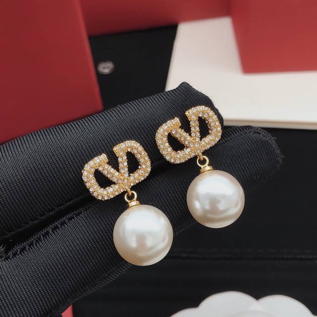 No. Ved0090 Small Valentino V-shaped earrings with diamonds and pearls DDD