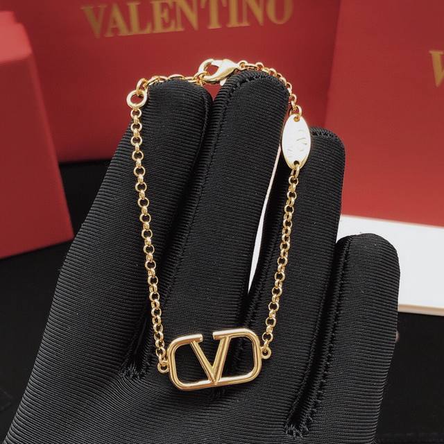 No. Vsl0014 Valenti*O's latest V-shaped bracelet with consistent polished surfac