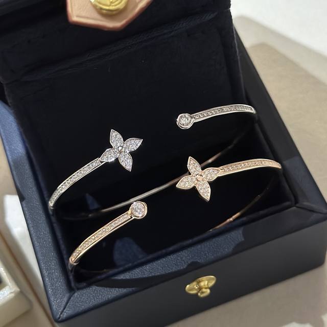 A3974 New luxury diamond-encrusted four-leaf clover bracelet. This dazzling jewe