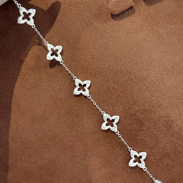 A5768 New Butcher-style hollow five-flower four-leaf clover frosted brushed brac