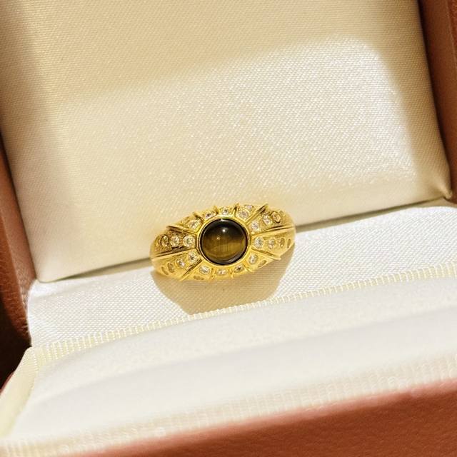 A5482 Vintage Collection Retro Tiger Eye Stone Brushed Gold Ring. Instantly stun