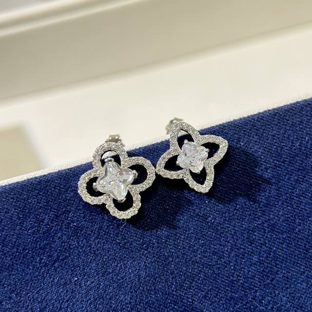 A1142 New popular and atmospheric donkey asymmetrical earrings, street style cla