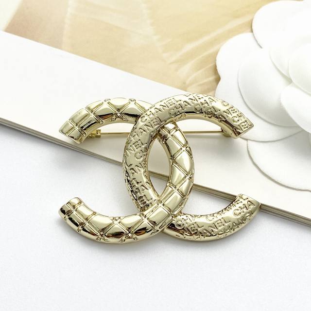 Code A643 Chanel brooch hot-selling new style Zp Chan 24 half diamond half engr