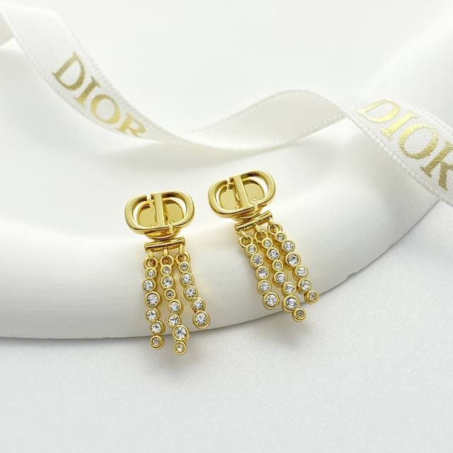 Today's new model code E3175 Dior earrings are a hot seller! New arrival! Dior