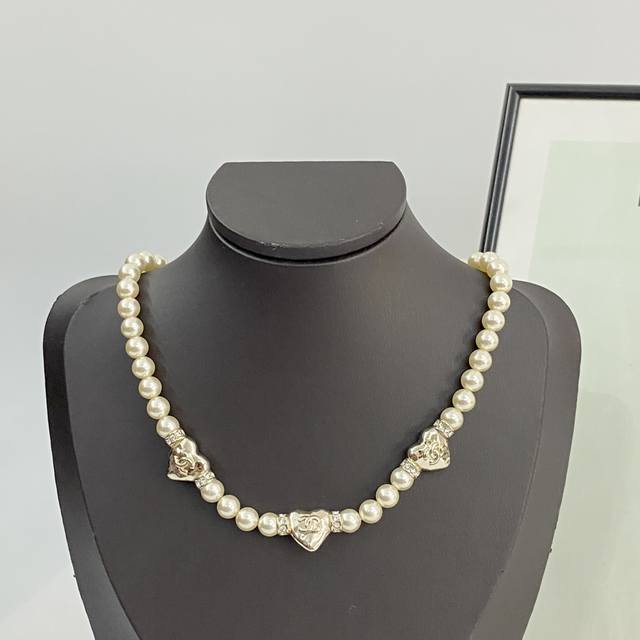 Code N807 Chanel's hot-selling necklace, the Chan 24 Pearl Heart Choker Necklac