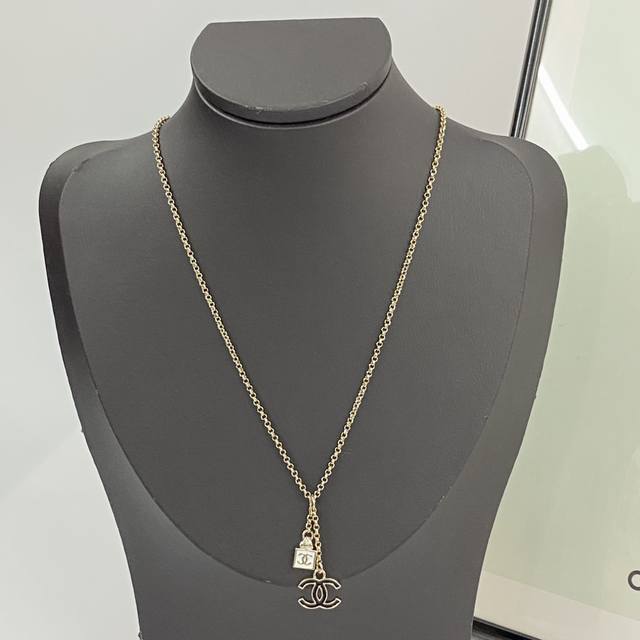 Code N804 Chanel necklace bestseller, new arrival! Chan 24 black and white enam