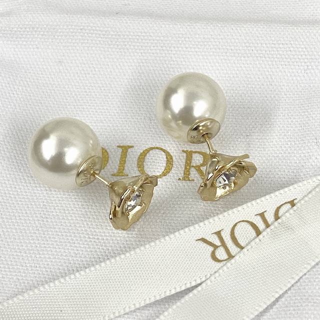 Code E2336 Dior earrings are hot-selling and new. Dior three-dimensional rose d