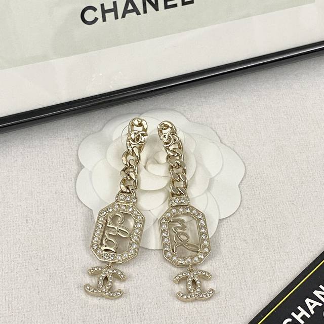 Code E2339 Chanel earrings are hot-selling and are on sale now. Chanel 23 tasse