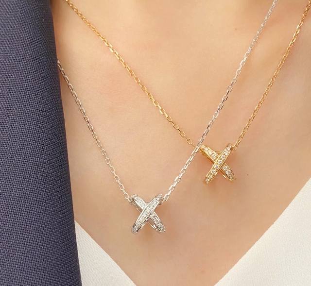 V The Liens gold Chaumet cross-shaped diamond necklace, a symbol of a lifetime,