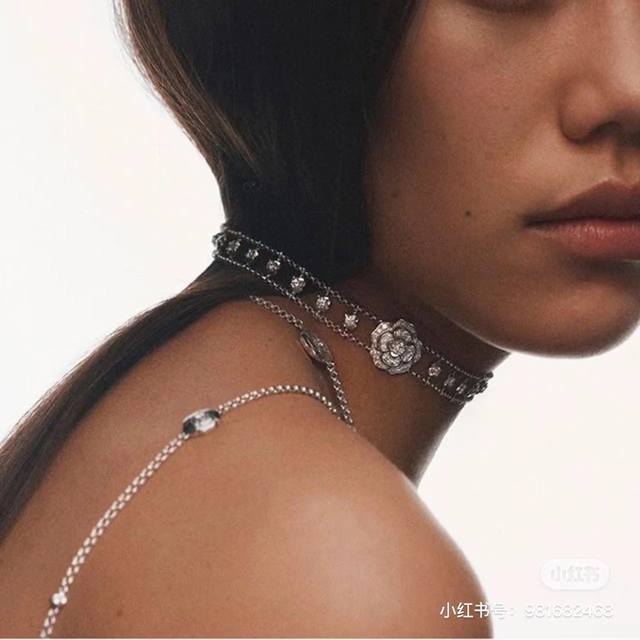 New version, a V-neck Chanel double-layer camellia necklace with a retractable