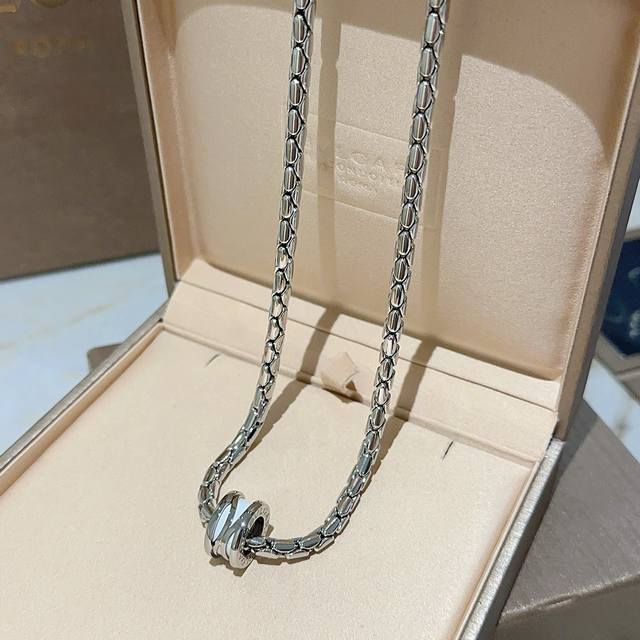 Bulgari necklace made of V gold. The Bulgari Divas' Dream collection is impecca