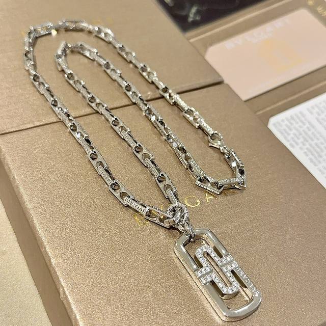 Bulgari necklace made of V gold. The Bulgari Divas' Dream collection is impecca