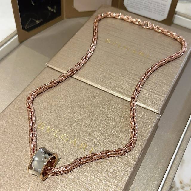Bulgari necklace made of V gold. The Bulgari Divas' Dream collection is impecca
