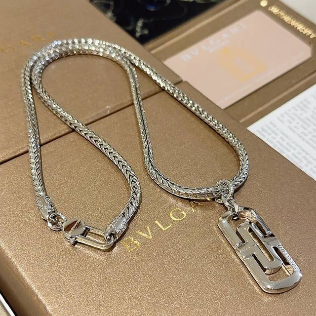 Bulgari necklace made of V gold. The Bulgari Divas' Dream collection is impecca